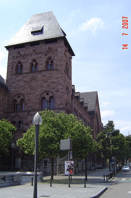 Alten bahnhof gebaeude metz seitenansicht foto