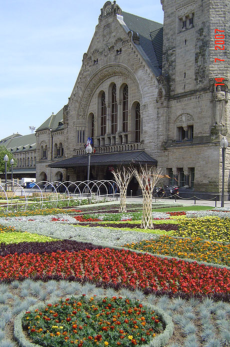 Blumen in metz vor bahnhof foto