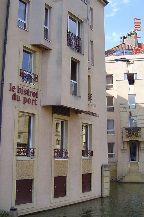 Restaurnat le bistrot du pont near river moselle photo