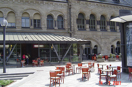 Bar e ristoranti all aperto in un giorno di sole a metz foto