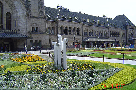 Belissimi giardini di fronte alla stazione di metz foto