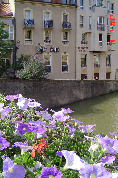 Caffe leffe e le bistrot du port a metz foto