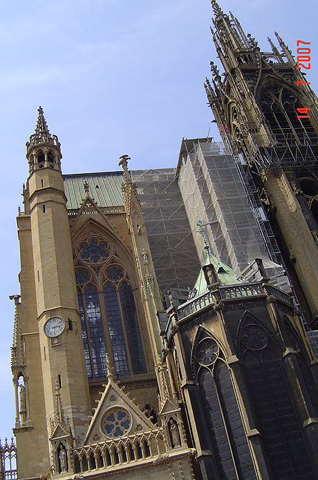 Campanile di una chiesa gotica a metz foto