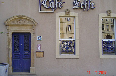 Bar caffe leffe langa podul st marcel metz foto