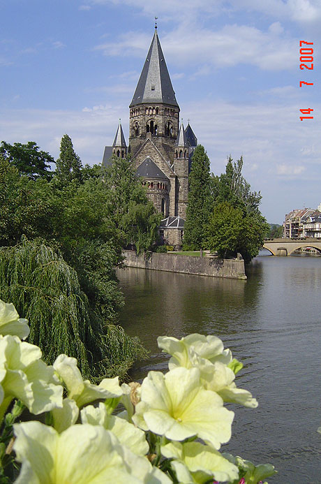 Biserica construita pe insula raului moselle la metz foto