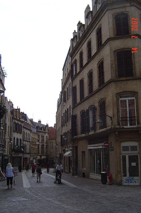 Bulevard cu magazine in metz foto